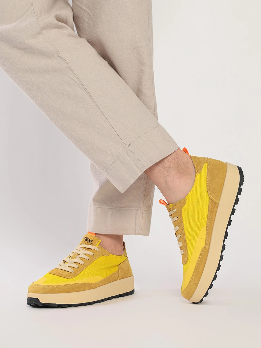 Кроссовки желтого цвета комбинированные